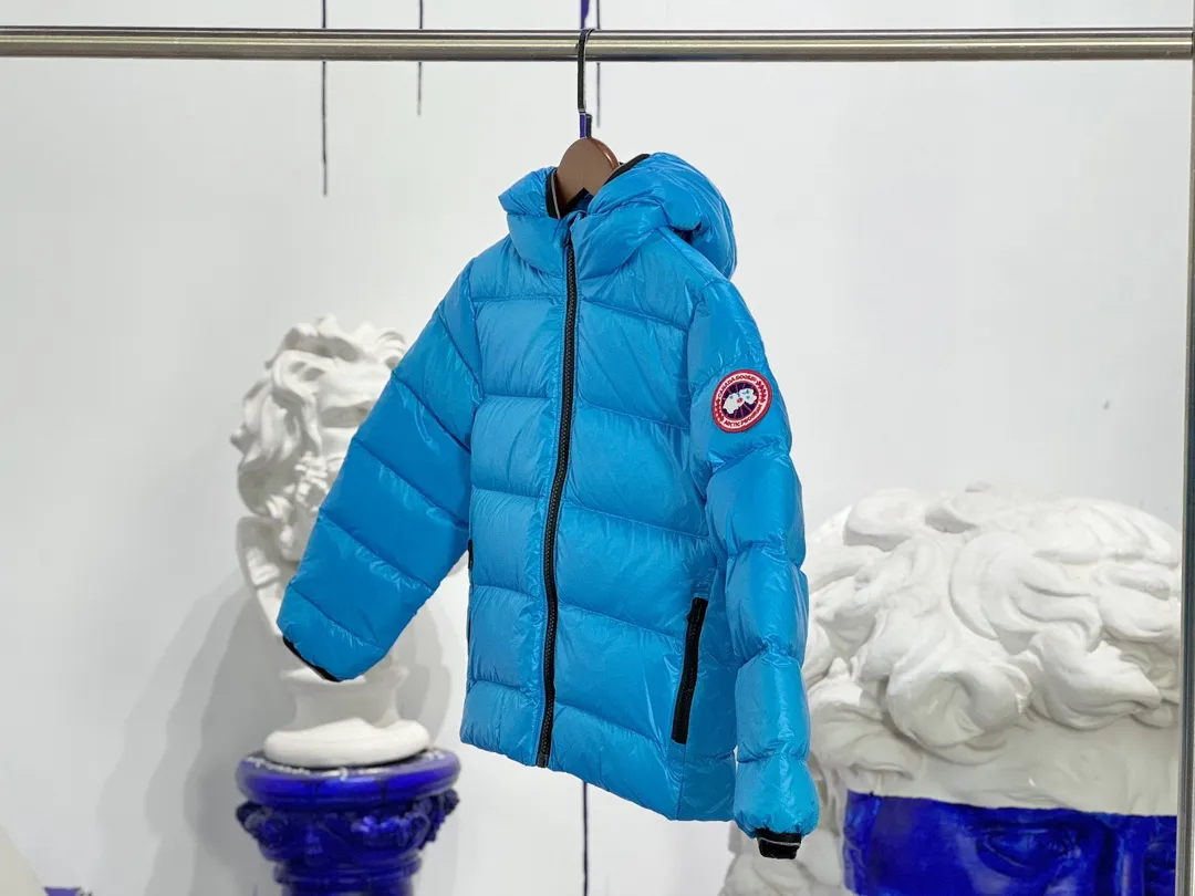 P640 CANADA GOOSE Canada Goose Crofton Children's Down Hoodie Big Goose Down Jacket 5460K Product Features ·This style uses thin channel-filled structural filling: 750-fill duck down, with lightweight fabrics and trims, lightweight and warm, allowing you to move freely ·Decorated with iconic double-stripe reflective details on the back ·Adjustable down hood sewn with reflective trim to enhance warmth and better protect against bad weather ·A weatherproof placket is designed under the two-way zipper to prevent wind and keep warm. The zipper opens from the bottom for increased range of motion and improved breathability. Power Stretch® reflective cuffs are stylish and lightweight, adding wind protection and warmth and making you more visible in low-light environments. Goose I.D. heritage label on the inside. 2 exterior pockets: Hand pockets with zipper closure and tricot fabric at the joints for softness and warmth.